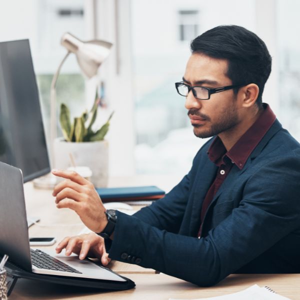 man werkt aan laptop